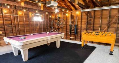 Charming Plymouth retreat • hot tub • fire pit