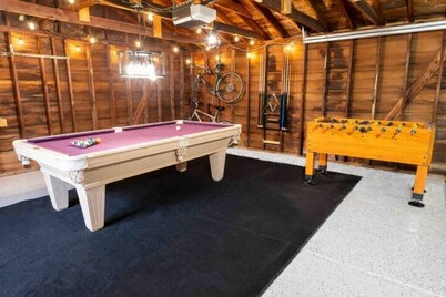 Charming Plymouth retreat • hot tub • fire pit