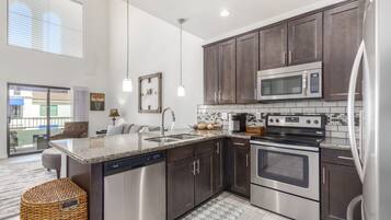 Refrigerador, microondas, horno y parrilla de estufa