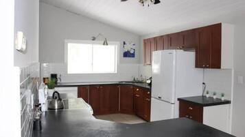 冷蔵庫、電子レンジ、オーブン、コンロ