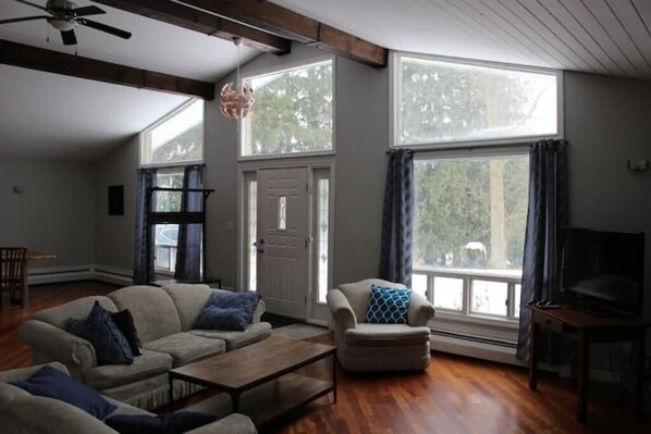 Smart TV, DVD player - Country Oasis in the Village (Elora)