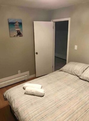 4 bedrooms, in-room safe, iron/ironing board, free WiFi - Country Oasis in the Village (Elora)