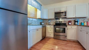 House, 4 Bedrooms, Beach View | Private kitchen | Full-size fridge, microwave, oven, stovetop