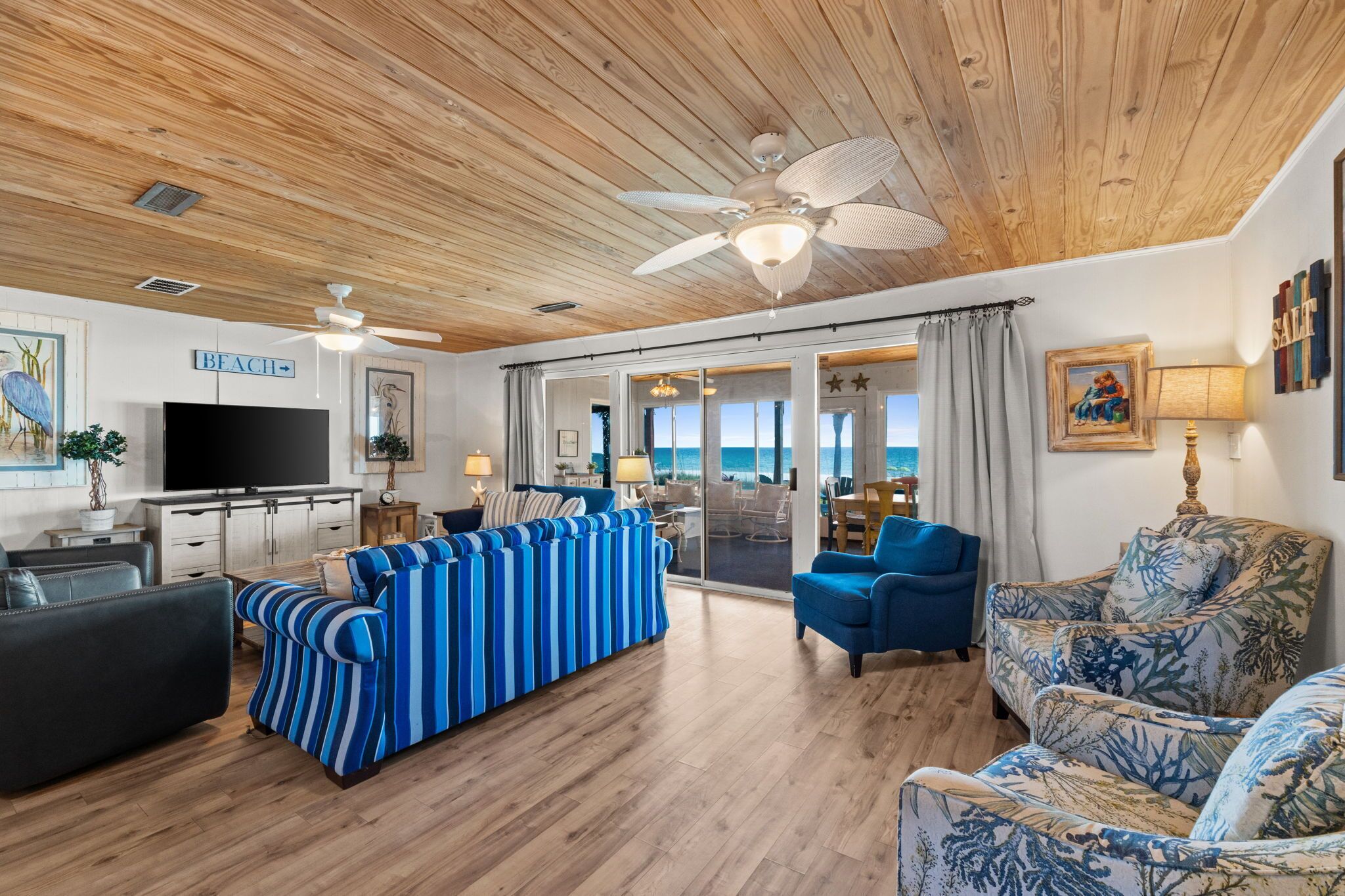 Panoramic House, 3 Bedrooms, Patio, Beachfront | Living area | 45-inch flat-screen TV with cable channels