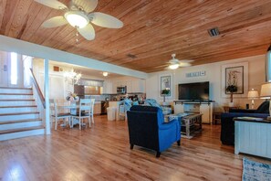 Ferienhaus, 4 Schlafzimmer, Strandblick | Wohnbereich | 45-Zoll-Flachbildfernseher mit Kabelempfang