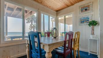 House, 4 Bedrooms, Beach View | In-room dining