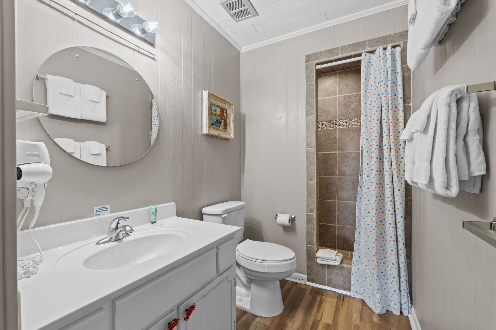 Ein Badezimmer mit Waschbecken, Toilette und Duschvorhang.
