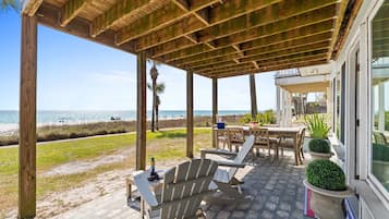 Casa panorámica, 3 habitaciones, patio, frente a la playa | Terraza o patio