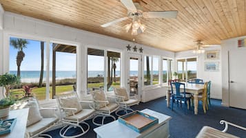 Casa panorámica, 3 habitaciones, patio, frente a la playa | 4 dormitorios, wifi gratis, ropa de cama