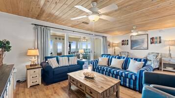 Panoramic House, 3 Bedrooms, Patio, Beachfront | Living area | 45-inch flat-screen TV with cable channels