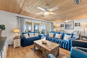 Panorama huis, 3 slaapkamers, terras, aan het strand | Woonruimte | Een 45-inch flatscreentelevisie met kabelzenders