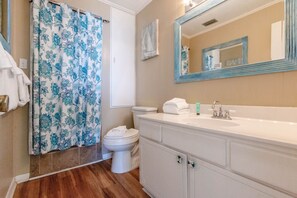 Ferienhaus, 4 Schlafzimmer, Strandblick | Badezimmer | Dusche, Handtücher