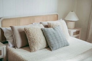 3 bedrooms, desk, iron/ironing board, travel crib - Winter Getaway|Hot tub|OUTDOOR SAUNA|Fireplace|Fire-pit| (Willow Street)