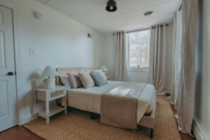 3 habitaciones, escritorio y tabla de planchar con plancha 