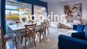 Ein modernes Wohnzimmer mit Essbereich, großen Fenstern und Blick ins Freie.