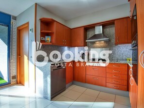 Kjøleskap, mikrobølgeovn, ovn og oppvaskmaskin