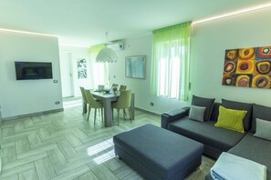 Smart TV, fireplace