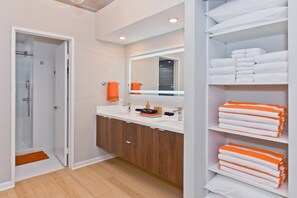 Ducha, secador de pelo, toallas y jabón