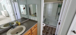 Shower, hair dryer, towels, soap - Beautiful 2Bed, 2BA Home, only 7 miles to Siesta Key Beach, 55+ Gated community. (Sarasota)