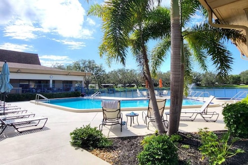 Beautiful 2Bed, 2BA Home, only 7 miles to Siesta Key Beach, 55+ Gated community.