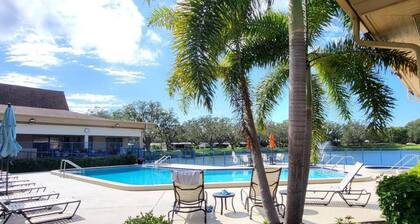 Beautiful 2Bed, 2BA Home, only 7 miles to Siesta Key Beach, 55+ Gated community.