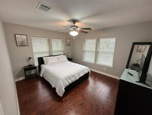 2 bedrooms, WiFi - Charming 2BR/2BA-Houston’s Vibrant University Area (Houston)