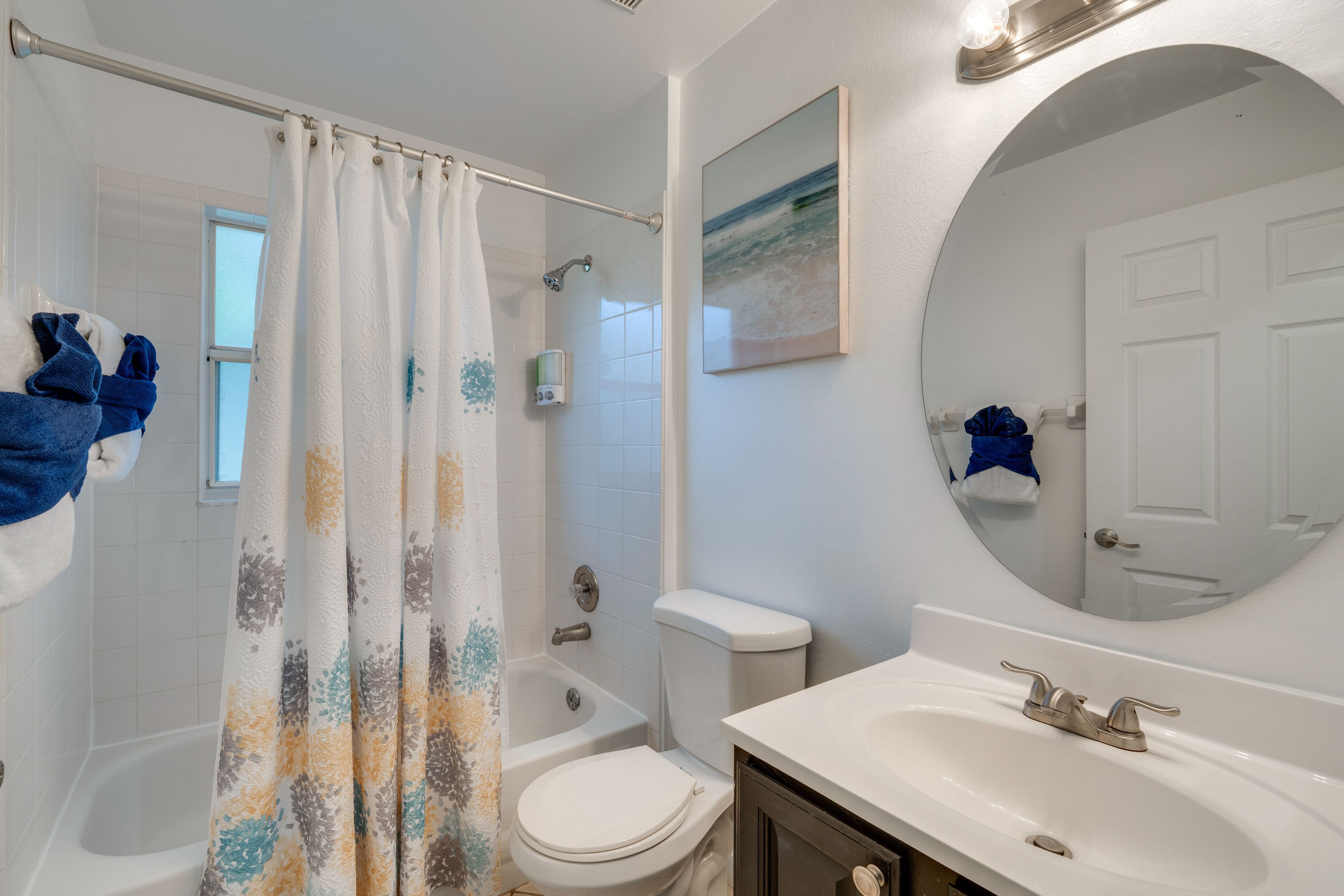 Une salle de bain avec une baignoire, des toilettes et un lavabo.