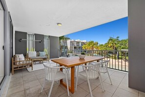 Outdoor dining - 3 Bedroom Pool View Apartment (Kingscliff)