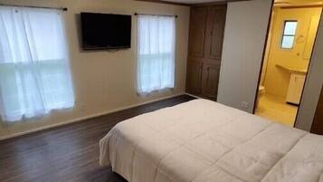 2 bedrooms, iron/ironing board, free WiFi, bed sheets