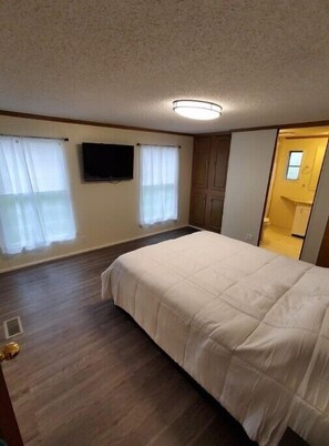 2 bedrooms, iron/ironing board, free WiFi, bed sheets - Peggy's Guest Hideaway

 (Connellsville)