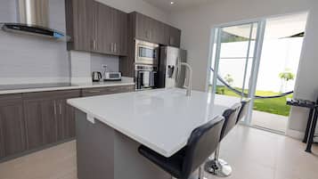 Jääkaappi, mikroaaltouuni, uuni, liesi