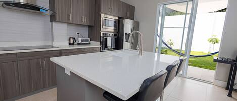 Refrigerador, microondas, horno, placa de cocina