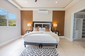 4 soveværelser, pengeskab på værelset, skrivebord, strygejern/strygebræt