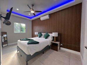 4 عدّة غرف نوم وخزنة داخل الغرفة ومكتب ومكواة/لوح كي