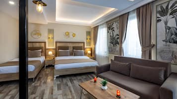 Quarto quádruplo luxo | Escrivaninha, espaço de trabalho para notebook, quartos à prova de som