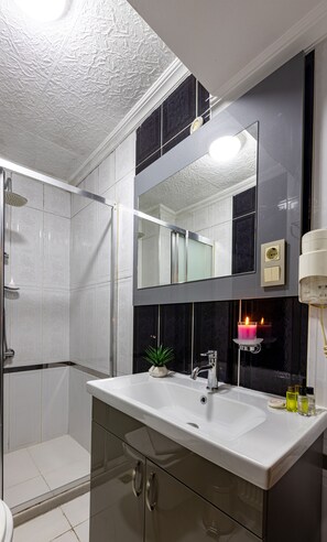 Studio Suite Superior | Phòng tắm | Buồng tắm vòi sen, vòi sen phun mưa, đồ dùng nhà tắm miễn phí 