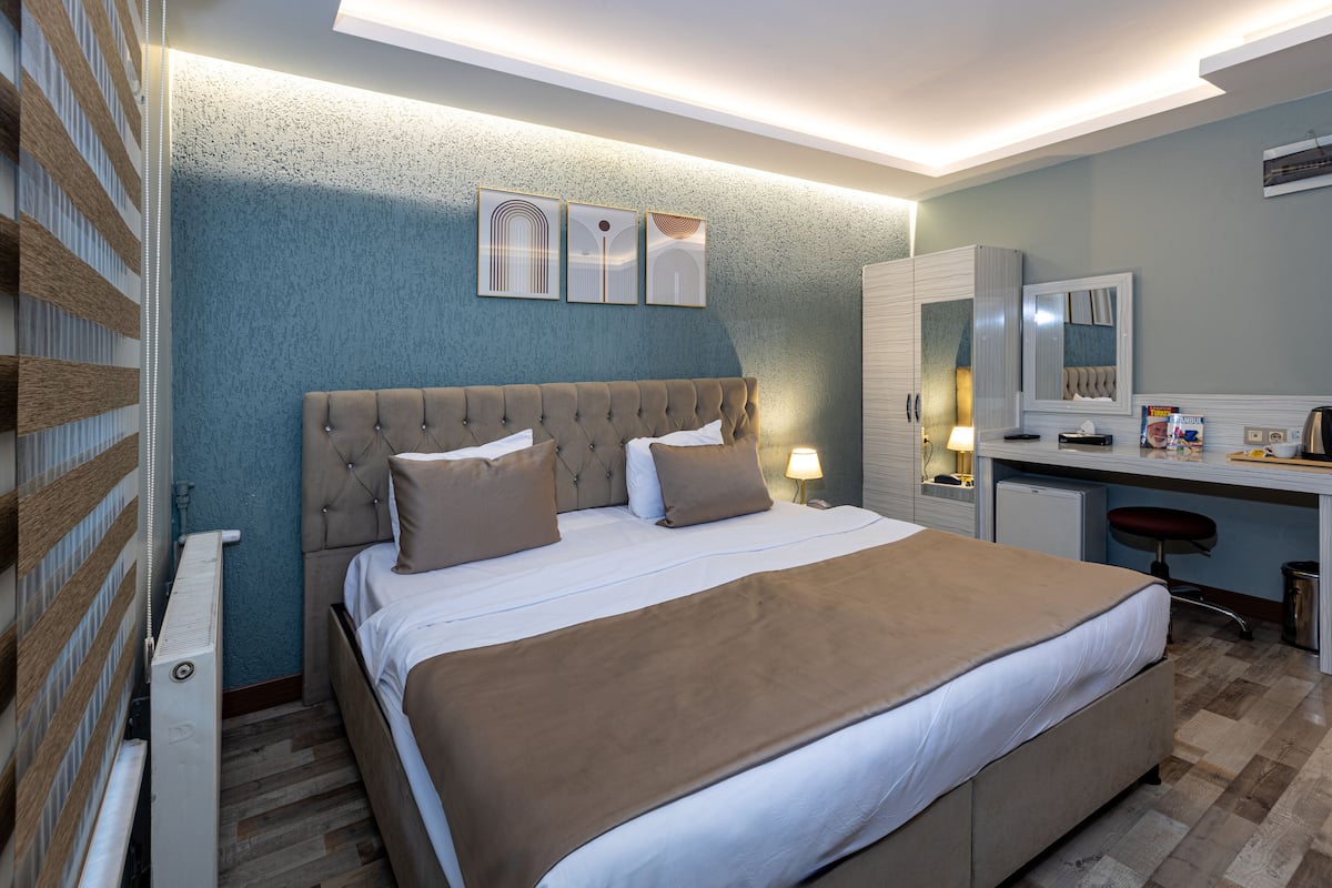 Superior Studio Suite | 1 bedroom, desk, laptop workspace, soundproofing