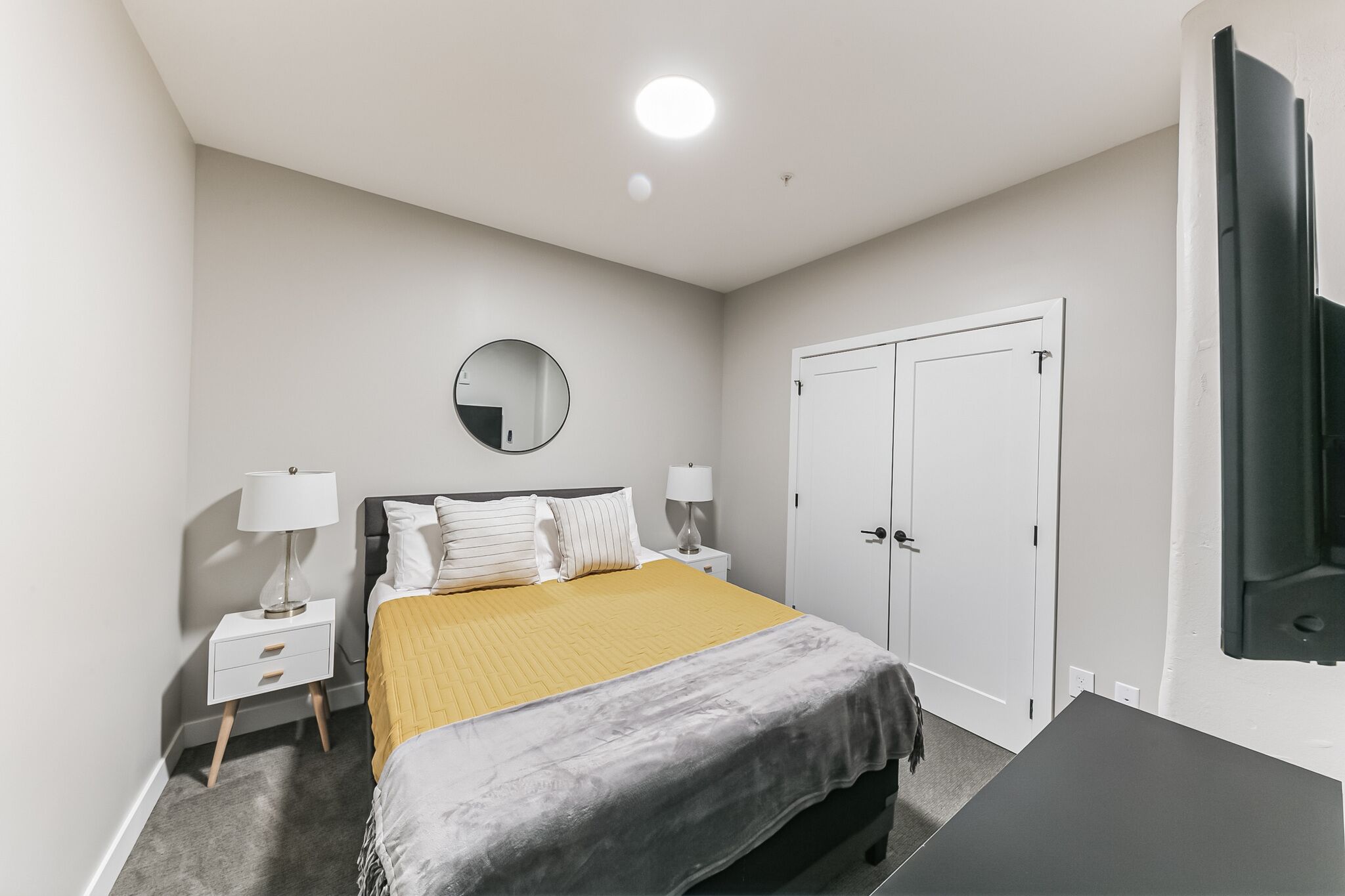 2 slaapkamers, een strijkplank/strijkijzer, internet, beddengoed