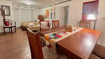 6 Schlafzimmer, Zimmersafe, Schreibtisch, Bügeleisen/Bügelbrett