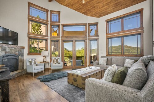 Stunning sunsets, mountain views, and minutes to the mountain.