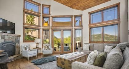 Stunning sunsets, mountain views, and minutes to the mountain.