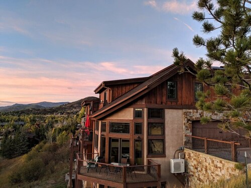 Stunning sunsets, mountain views, and minutes to the mountain.