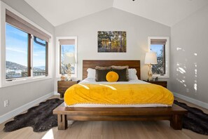 5 bedrooms, desk, iron/ironing board, travel crib