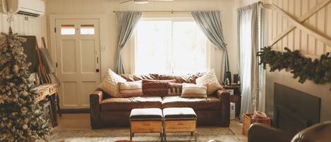 Smart TV, chimenea, videojuegos y reproductor de DVD