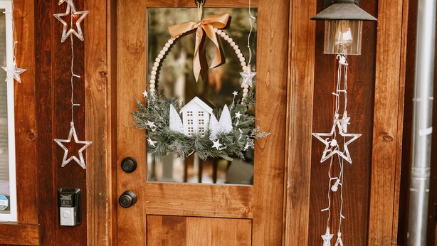 A wooden door with a glass panel, star decorations, and a small sign. - Pet friendly 2bed 2bath sleeps 6 Cabin in Kings Beach (Kings Beach)