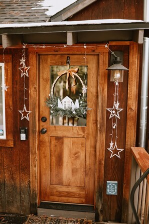 A wooden door with a glass panel, star decorations, and a small sign. - Pet friendly 2bed 2bath sleeps 6 Cabin in Kings Beach (Kings Beach)