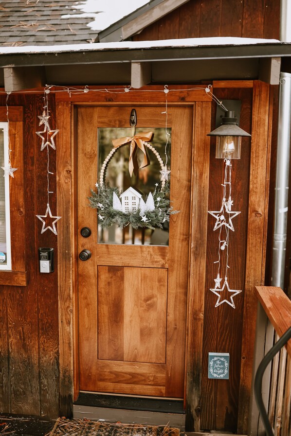 Exterior detail - Pet friendly 2bed 2bath sleeps 6 Cabin in Kings Beach (Kings Beach)