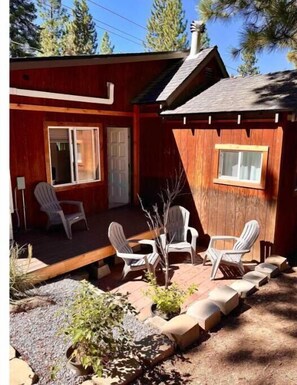 Terrace/patio - Pet friendly 2bed 2bath sleeps 6 Cabin in Kings Beach (Kings Beach)