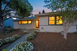 Exterior detail - MidCentury Modern Wine Country Private Pool & Spa (Santa Rosa)