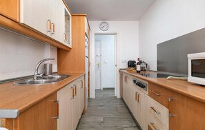 Refrigerador, microondas, cafetera y tetera y utensilios de cocina 
